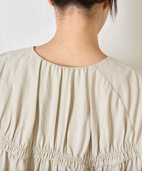 Jena espace merveilleux（ジェナ　エスパスメルヴェイユ）の「【さっと羽織れる】レーヨンナイロンギャザー切替ブルゾン（ノーカラージャケット・レディース・アイボリー/ブラック/ベージュ・FREE）」の18枚目の写真