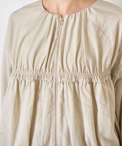 Jena espace merveilleux（ジェナ　エスパスメルヴェイユ）の「【さっと羽織れる】レーヨンナイロンギャザー切替ブルゾン（ノーカラージャケット・レディース・アイボリー/ブラック/ベージュ・FREE）」の19枚目の写真