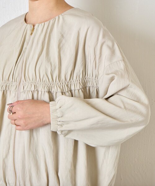 Jena espace merveilleux（ジェナ　エスパスメルヴェイユ）の「【さっと羽織れる】レーヨンナイロンギャザー切替ブルゾン（ノーカラージャケット・レディース・アイボリー/ブラック/ベージュ・FREE）」の21枚目の写真