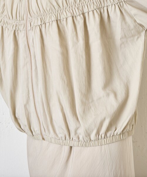 Jena espace merveilleux（ジェナ　エスパスメルヴェイユ）の「【さっと羽織れる】レーヨンナイロンギャザー切替ブルゾン（ノーカラージャケット・レディース・アイボリー/ブラック/ベージュ・FREE）」の22枚目の写真