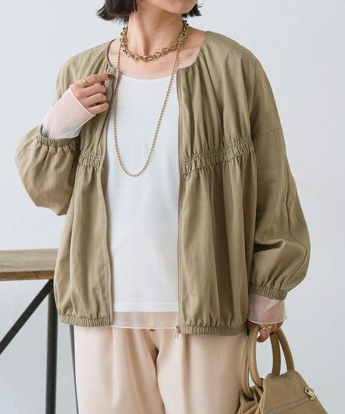 Jena espace merveilleux（ジェナ　エスパスメルヴェイユ）の「【さっと羽織れる】レーヨンナイロンギャザー切替ブルゾン（ノーカラージャケット・レディース・アイボリー/ブラック/ベージュ・FREE）」の3枚目の写真