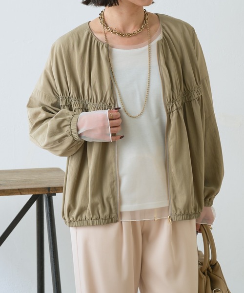 Jena espace merveilleux（ジェナ　エスパスメルヴェイユ）の「【さっと羽織れる】レーヨンナイロンギャザー切替ブルゾン（ノーカラージャケット・レディース・アイボリー/ブラック/ベージュ・FREE）」の4枚目の写真