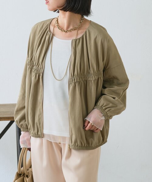 Jena espace merveilleux（ジェナ　エスパスメルヴェイユ）の「【さっと羽織れる】レーヨンナイロンギャザー切替ブルゾン（ノーカラージャケット・レディース・アイボリー/ブラック/ベージュ・FREE）」の5枚目の写真