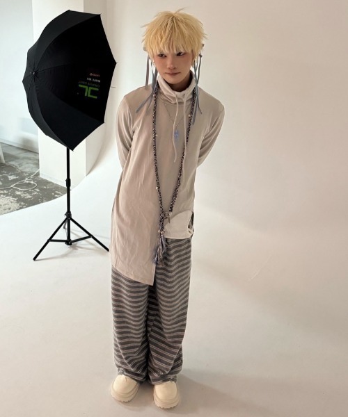 Never mind the XU / Chikashitsu+（ネバーマインド ザ エックスユー / チカシツプラス）の「【Nerd out XU】fleece stripe pants / 【ナードアウトエックスユー】フリースストライプイージーパンツ <着用動画あり>（スウェットパンツ・メンズ・ダークグレー/グレー・ONE SIZE）」の14枚目の写真