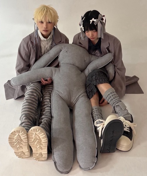 Never mind the XU / Chikashitsu+（ネバーマインド ザ エックスユー / チカシツプラス）の「【Nerd out XU】fleece stripe pants / 【ナードアウトエックスユー】フリースストライプイージーパンツ <着用動画あり>（スウェットパンツ・メンズ・ダークグレー/グレー・ONE SIZE）」の6枚目の写真