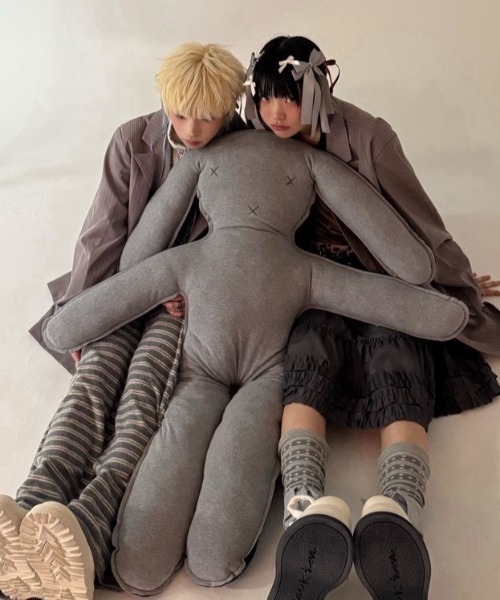 Never mind the XU / Chikashitsu+（ネバーマインド ザ エックスユー / チカシツプラス）の「【Nerd out XU】fleece stripe pants / 【ナードアウトエックスユー】フリースストライプイージーパンツ <着用動画あり>（スウェットパンツ・メンズ・ダークグレー/グレー・ONE SIZE）」の7枚目の写真