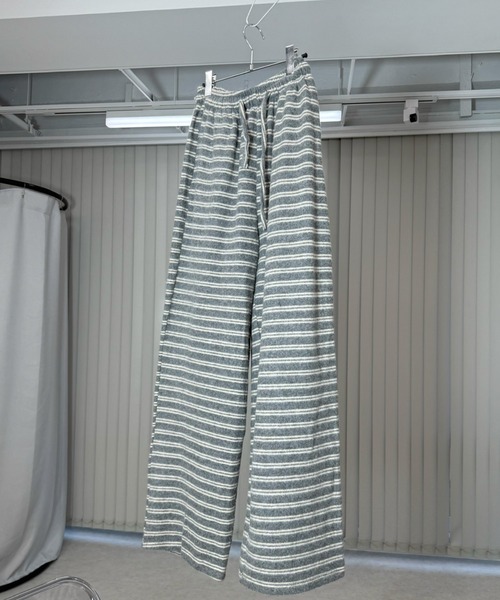 Never mind the XU / Chikashitsu+（ネバーマインド ザ エックスユー / チカシツプラス）の「【Nerd out XU】fleece stripe pants / 【ナードアウトエックスユー】フリースストライプイージーパンツ <着用動画あり>（スウェットパンツ・メンズ・ダークグレー/グレー・ONE SIZE）」の3枚目の写真