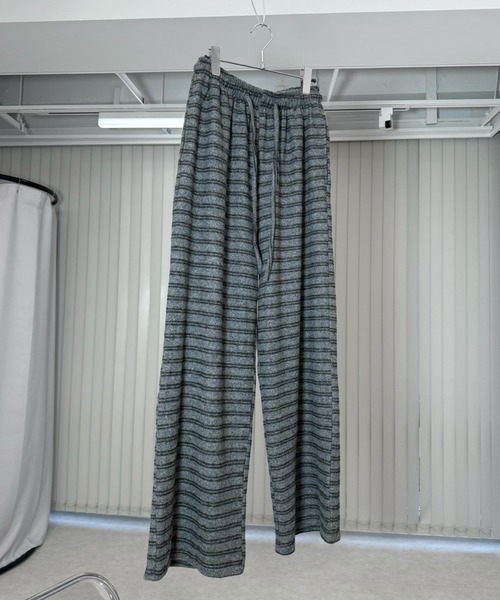 Never mind the XU / Chikashitsu+（ネバーマインド ザ エックスユー / チカシツプラス）の「【Nerd out XU】fleece stripe pants / 【ナードアウトエックスユー】フリースストライプイージーパンツ <着用動画あり>（スウェットパンツ・メンズ・ダークグレー/グレー・ONE SIZE）」の4枚目の写真