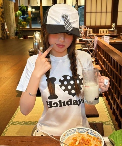 ViViDAY(ビビデー)の「I LOVE HOLIDAY ドットハート柄&英字ロゴ プリントショートtシャツ(Tシャツ/カットソー・レディース・オフホワイト/ブラック/ホワイト/ピンク/レッド/グレー/ネイビー/ライトブルー/ライトベージュ/グリーン・M)」の11枚目の写真