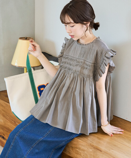 FREAK'S STORE(フリークスストア)の「限定展開 インド ボイル ピンタック ギャザー フリル ブラウス(シャツ/ブラウス・レディース・ブラック/ブルー/レモンイエロー/オフホワイト/モカ/ライトグレー/コーラルピンク・フリ-)」の4枚目の写真
