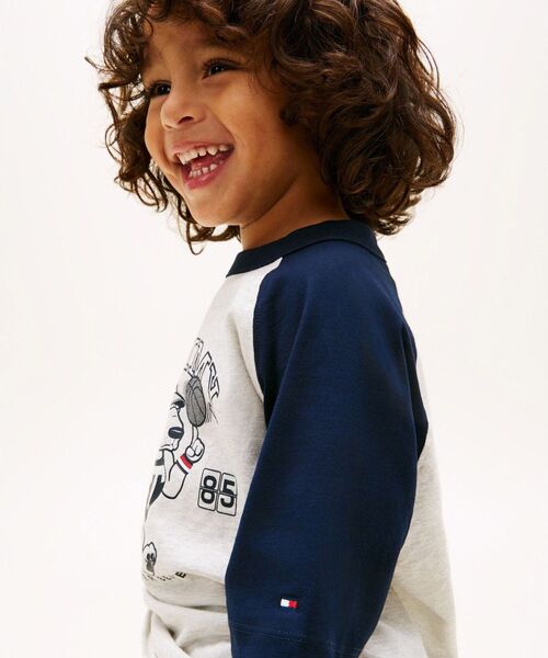TOMMY HILFIGER（トミーヒルフィガー）の「BOYS LBスポーツグラフィックTシャツ（Tシャツ/カットソー・キッズ・ライトグレー・90/110cm/100cm）」の2枚目の写真