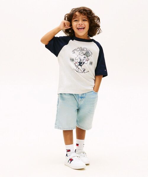 TOMMY HILFIGER（トミーヒルフィガー）の「BOYS LBスポーツグラフィックTシャツ（Tシャツ/カットソー・キッズ・ライトグレー・90/110cm/100cm）」の3枚目の写真