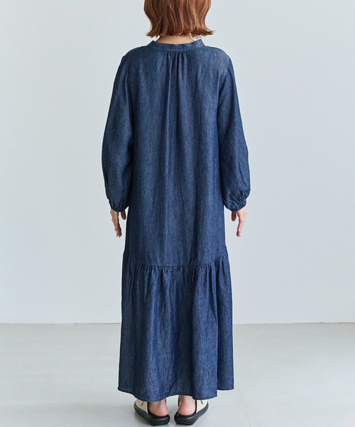 LAVEANGE(ラビアンジェ)の「シアーデニムギャザーワンピース|涼しく着られる、大人のデニムワンピ/軽やか/フレア/スキッパー/ロング丈/洗える/体型カバー(シャツワンピース・レディース・ネイビー・5L/4L/3L/LL/M)」の14枚目の写真