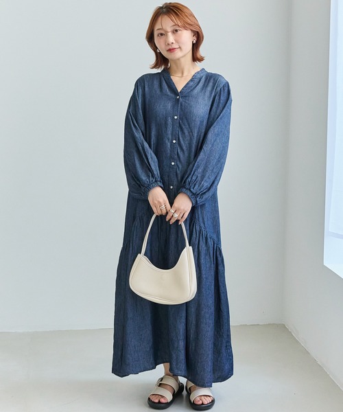 LAVEANGE(ラビアンジェ)の「シアーデニムギャザーワンピース|涼しく着られる、大人のデニムワンピ/軽やか/フレア/スキッパー/ロング丈/洗える/体型カバー(シャツワンピース・レディース・ネイビー・5L/4L/3L/LL/M)」の4枚目の写真