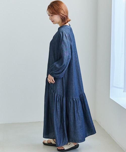 LAVEANGE(ラビアンジェ)の「シアーデニムギャザーワンピース|涼しく着られる、大人のデニムワンピ/軽やか/フレア/スキッパー/ロング丈/洗える/体型カバー(シャツワンピース・レディース・ネイビー・5L/4L/3L/LL/M)」の7枚目の写真