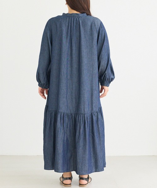 LAVEANGE(ラビアンジェ)の「シアーデニムギャザーワンピース|涼しく着られる、大人のデニムワンピ/軽やか/フレア/スキッパー/ロング丈/洗える/体型カバー(シャツワンピース・レディース・ネイビー・5L/4L/3L/LL/M)」の17枚目の写真