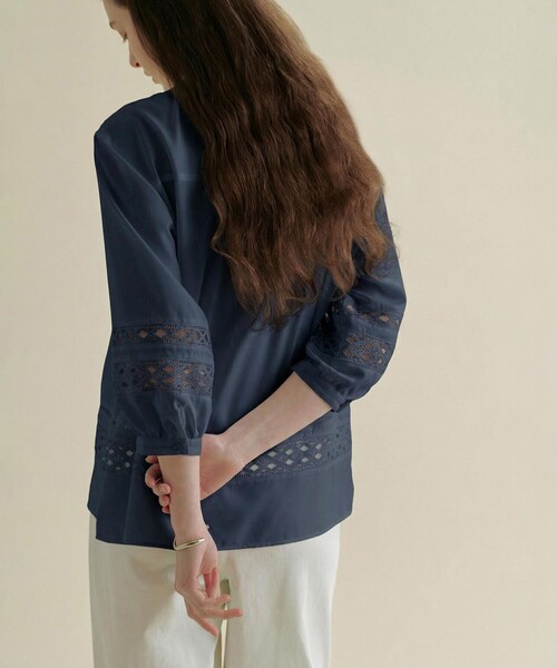 J.PRESS Ladies(J.プレス レディス)の「【一枚で着映え・セット着用可】スパンソフトクロス刺繍 ブラウス(シャツ/ブラウス・レディース・ダルブルー系/ライトイエロー系/ホワイト系/ネイビー系・XS)」の9枚目の写真