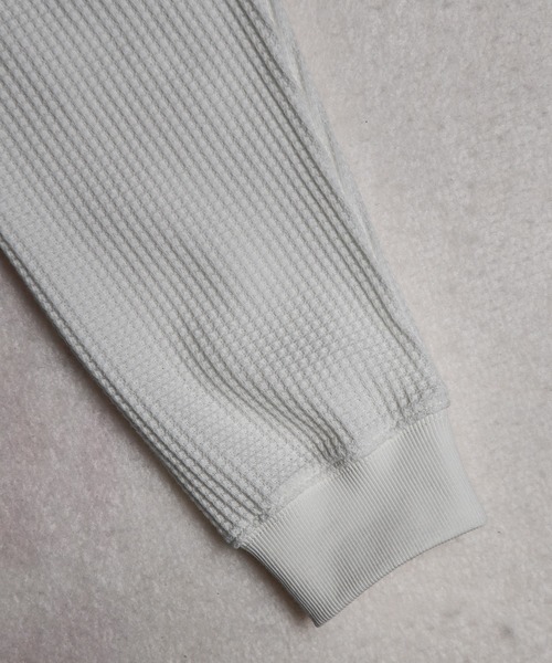 Coffee & Cigarettes（コーヒーアンドシガレッツ）の「2D53 HERITAGE WAFFLE ヘンリーネック ワッフルロングスリーブTEE（Tシャツ/カットソー・メンズ・ホワイト/ブラック・M）」の12枚目の写真