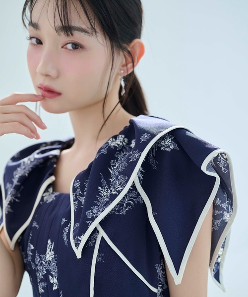 SNIDEL（スナイデル）の「【WEB限定00サイズあり】ラッフルカラープリントワンピース（ワンピース・レディース・ブラック/アイボリー/ネイビー・1/0/00）」の17枚目の写真