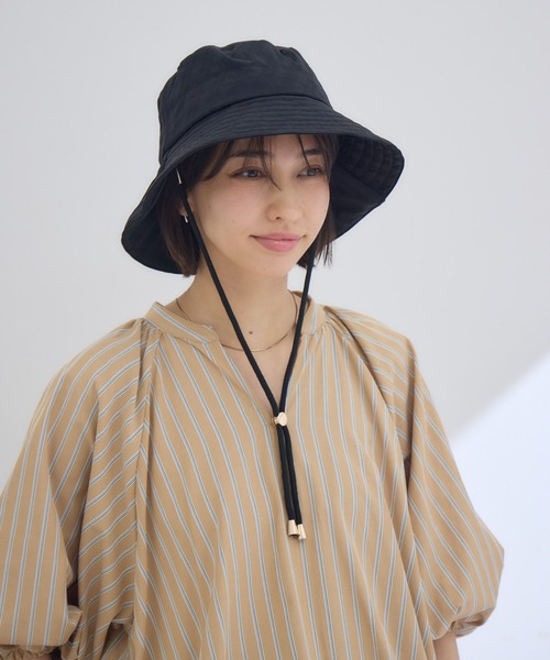 KATHARINE ROSS(キャサリンロス)の「【KATHARINE ROSS】【JUNK PRODUCTIONS】【UV/COOL/撥水/ウォッシャブル】バケットハット ストラップ付(ハット・レディース・ブラック/ブラウン・MEDIUM)」の1枚目の写真