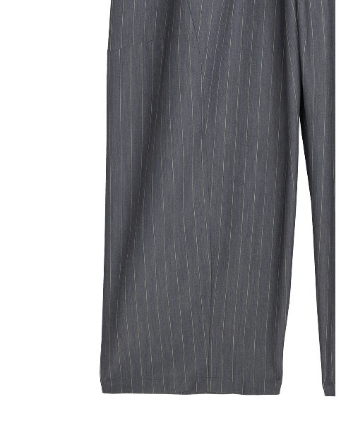 Ameri(アメリ)の「COLOR PINSTRIPE CURVY ROMPERS(つなぎ/オールインワン・レディース・ブラック/グレー・MEDIUM/SMALL)」の3枚目の写真