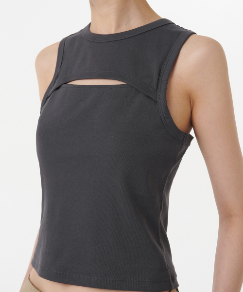 MUSINSA STANDARD WOMAN（ムシンサスタンダードウーマン）の「ウィメンズフロントカットアウトタンクトップ[ダークグレー]（Tシャツ/カットソー・レディース・その他・LARGE/MEDIUM/SMALL）」の4枚目の写真