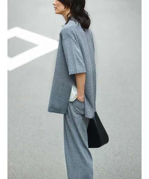 qualite（カリテ）の「【接触冷感・セットアップ対応】レーヨンストレッチニットジャケット　夏服　オフィスカジュアル　きれいめ　羽織り（テーラードジャケット・レディース・グレー系その他2/ダークベージュ・フリー）」の4枚目の写真