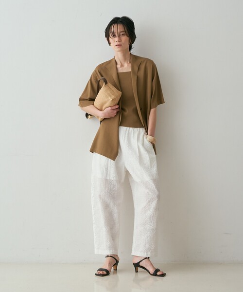 qualite（カリテ）の「【接触冷感・セットアップ対応】レーヨンストレッチニットジャケット　夏服　オフィスカジュアル　きれいめ　羽織り（テーラードジャケット・レディース・グレー系その他2/ダークベージュ・フリー）」の5枚目の写真