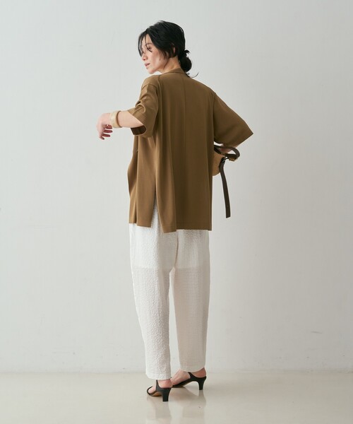 qualite（カリテ）の「【接触冷感・セットアップ対応】レーヨンストレッチニットジャケット　夏服　オフィスカジュアル　きれいめ　羽織り（テーラードジャケット・レディース・グレー系その他2/ダークベージュ・フリー）」の15枚目の写真