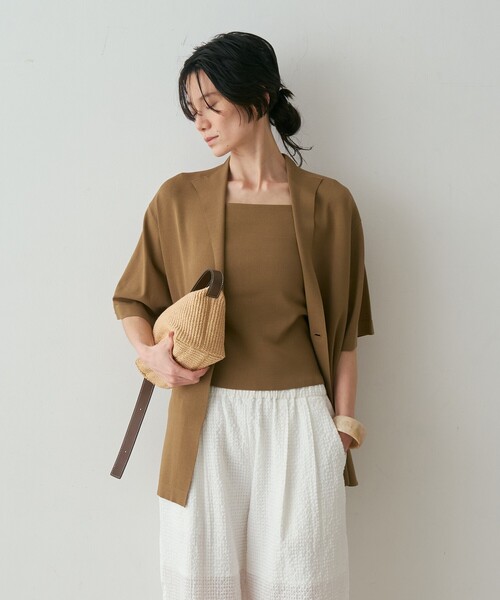 qualite（カリテ）の「【接触冷感・セットアップ対応】レーヨンストレッチニットジャケット　夏服　オフィスカジュアル　きれいめ　羽織り（テーラードジャケット・レディース・グレー系その他2/ダークベージュ・フリー）」の19枚目の写真