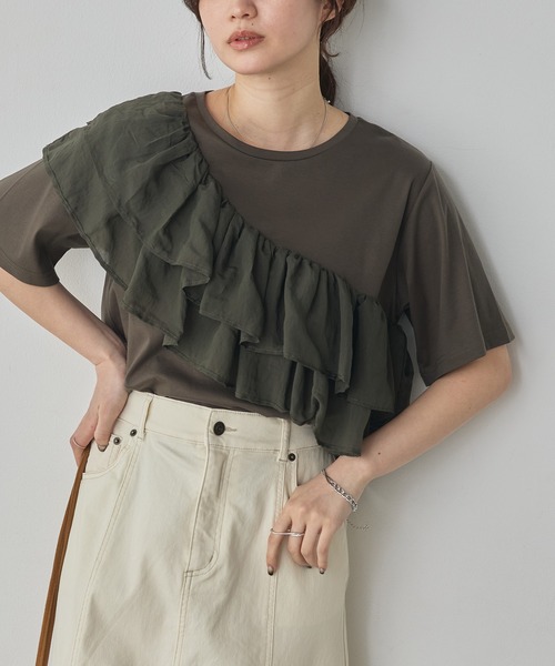 hunch（ハンチ）の「コンパクトスムース フリルデザイントップス（Tシャツ/カットソー・レディース・ダークカーキ/ブラック/オフホワイト・FREE）」の3枚目の写真
