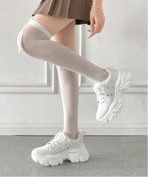 Shoes in Closet（シューズインクローゼット）の「【新登場】☆かわいく盛れる +6.5㎝ 軽量 厚底 ボリュームソール ビジューつき スニーカー 2926（スニーカー・レディース・ホワイト/ブラック/アイボリー・L/S/M/3L/LL）」の2枚目の写真