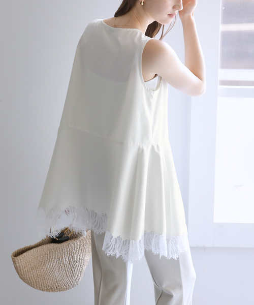 La TOTALITE(ラトータリテ)の「《追加》【洗える】CHIGNON/シニヨン ヘムレースサテンタンク(シャツ/ブラウス・レディース・ベージュ/ホワイト/ブラック・FREE)」の2枚目の写真