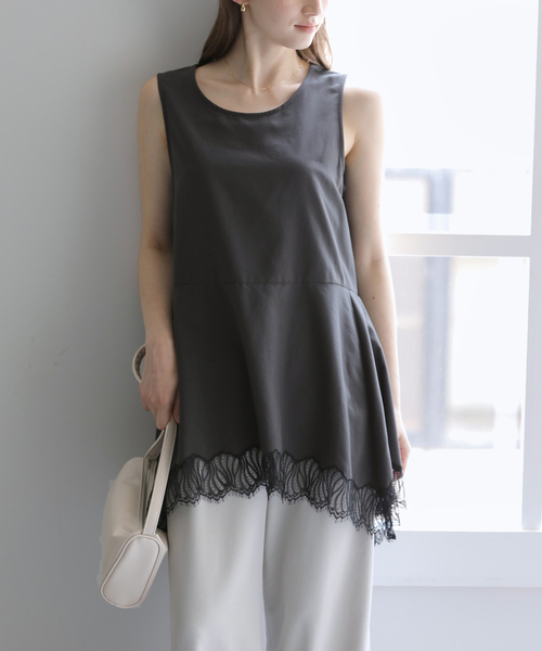 La TOTALITE(ラトータリテ)の「《追加》【洗える】CHIGNON/シニヨン ヘムレースサテンタンク(シャツ/ブラウス・レディース・ベージュ/ホワイト/ブラック・FREE)」の3枚目の写真