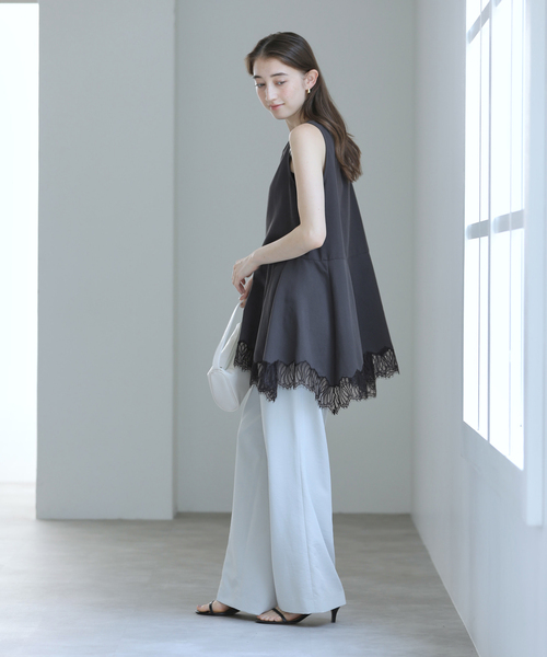 La TOTALITE(ラトータリテ)の「《追加》【洗える】CHIGNON/シニヨン ヘムレースサテンタンク(シャツ/ブラウス・レディース・ベージュ/ホワイト/ブラック・FREE)」の5枚目の写真