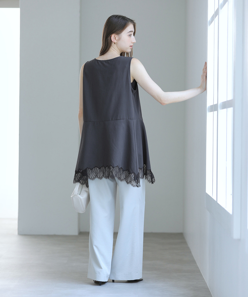 La TOTALITE(ラトータリテ)の「《追加》【洗える】CHIGNON/シニヨン ヘムレースサテンタンク(シャツ/ブラウス・レディース・ベージュ/ホワイト/ブラック・FREE)」の6枚目の写真