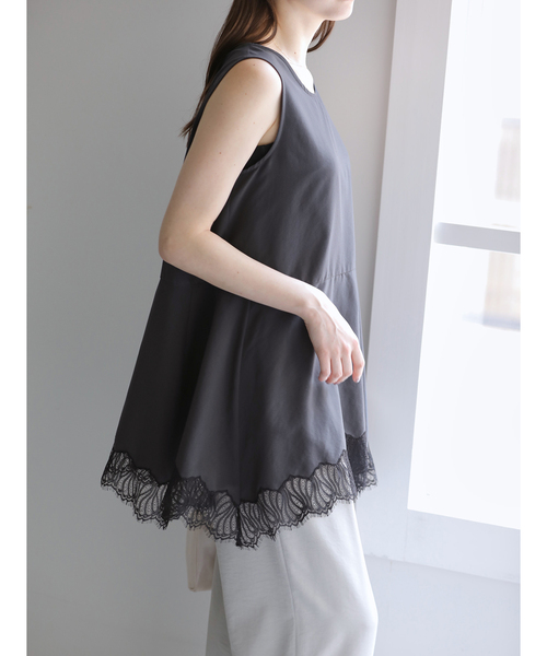 La TOTALITE(ラトータリテ)の「《追加》【洗える】CHIGNON/シニヨン ヘムレースサテンタンク(シャツ/ブラウス・レディース・ベージュ/ホワイト/ブラック・FREE)」の9枚目の写真