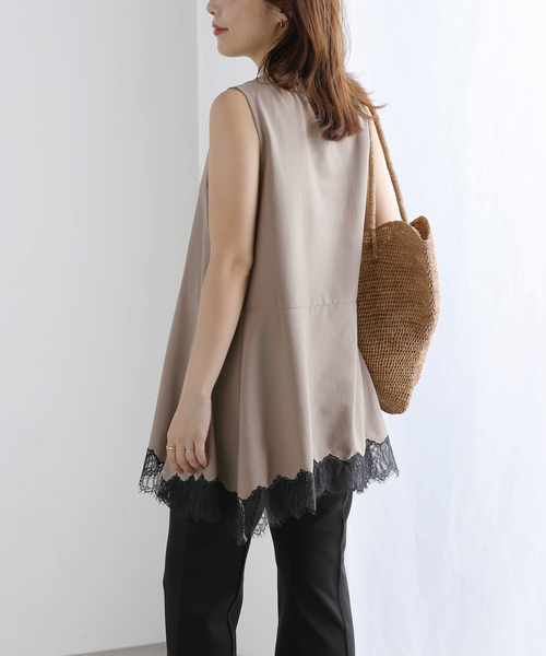 La TOTALITE(ラトータリテ)の「《追加》【洗える】CHIGNON/シニヨン ヘムレースサテンタンク(シャツ/ブラウス・レディース・ベージュ/ホワイト/ブラック・FREE)」の17枚目の写真