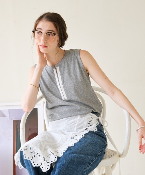GEORGE'S(ジョージズ)の「ホックヘンリーノースリーブプルオーバー(Tシャツ/カットソー・レディース・オフホワイト/ブラック/ブルー/グレー・FREE)」の4枚目の写真