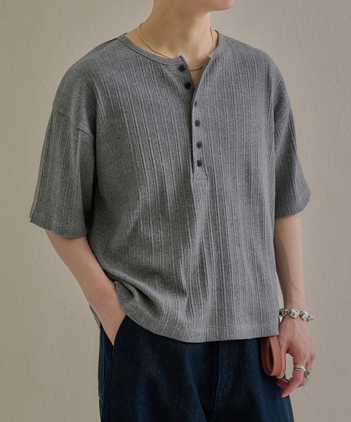 epnok(エプノック)の「テクスチャードディープヘンリーネックルーズ半袖Tee(Tシャツ/カットソー・メンズ・ベージュ/レッド/グレー/ネイビー/ブラック・MEDIUM/SMALL/LARGE)」の2枚目の写真