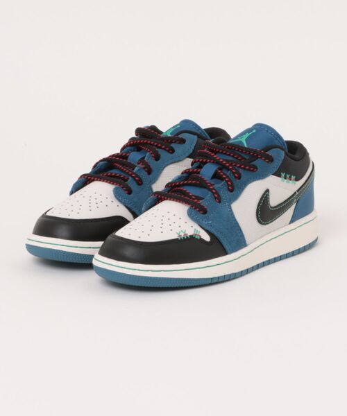 JORDAN BRAND(ジョーダンブランド)の「JORDAN BRAND 225-25AIR JORDAN 1 LOW SE GS ジョーダン 1 LOW SE GS KIO2062 400T BLUE/BLACK(スニーカー・レディース・ブルー・22.5cm/23.5cm/23.0cm/25.0cm/24.5cm/24.0cm)」の1枚目の写真