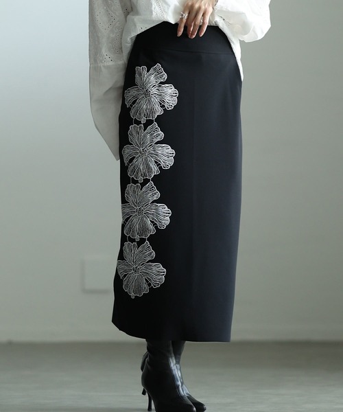 Sawa a la mode（サワアラモード）の「アシンメトリー花柄刺繍ナロースカート（スカート・レディース・ブラック/ブルー・FREE）」の2枚目の写真