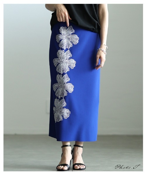 Sawa a la mode（サワアラモード）の「アシンメトリー花柄刺繍ナロースカート（スカート・レディース・ブラック/ブルー・FREE）」の3枚目の写真
