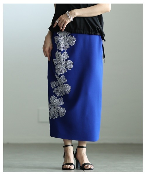 Sawa a la mode（サワアラモード）の「アシンメトリー花柄刺繍ナロースカート（スカート・レディース・ブラック/ブルー・FREE）」の11枚目の写真