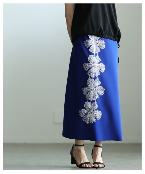 Sawa a la mode（サワアラモード）の「アシンメトリー花柄刺繍ナロースカート（スカート・レディース・ブラック/ブルー・FREE）」の12枚目の写真