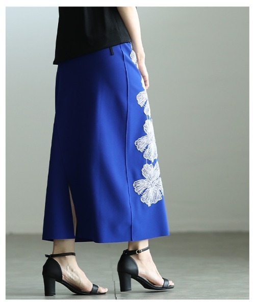 Sawa a la mode（サワアラモード）の「アシンメトリー花柄刺繍ナロースカート（スカート・レディース・ブラック/ブルー・FREE）」の13枚目の写真