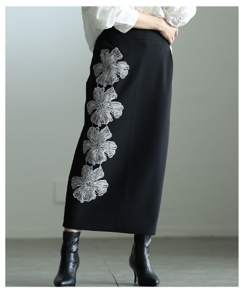 Sawa a la mode（サワアラモード）の「アシンメトリー花柄刺繍ナロースカート（スカート・レディース・ブラック/ブルー・FREE）」の15枚目の写真