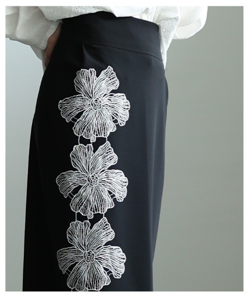 Sawa a la mode（サワアラモード）の「アシンメトリー花柄刺繍ナロースカート（スカート・レディース・ブラック/ブルー・FREE）」の17枚目の写真