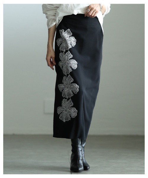 Sawa a la mode（サワアラモード）の「アシンメトリー花柄刺繍ナロースカート（スカート・レディース・ブラック/ブルー・FREE）」の18枚目の写真