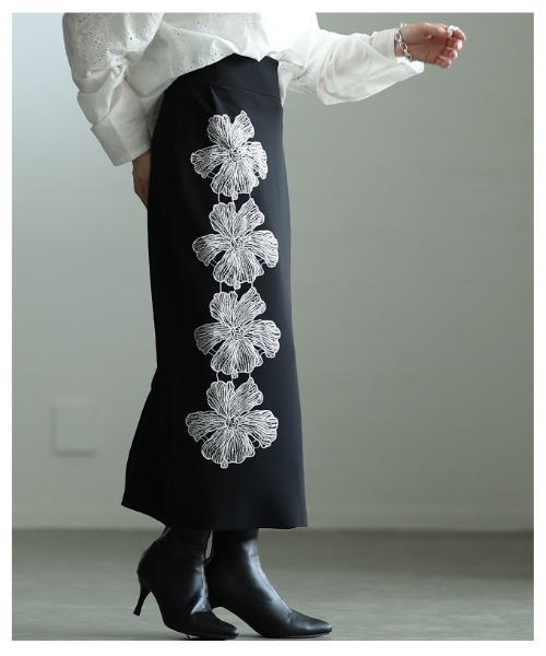 Sawa a la mode（サワアラモード）の「アシンメトリー花柄刺繍ナロースカート（スカート・レディース・ブラック/ブルー・FREE）」の19枚目の写真